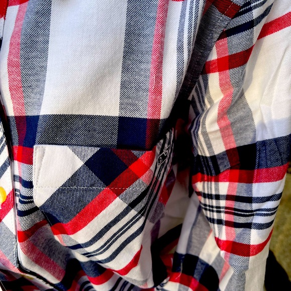 Vineyard Vines Classic Button Down. - Picture 3 of 3